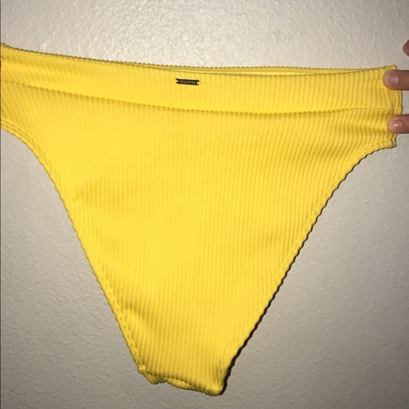 High waisted bikini bottoms 💛 - Picture 2 of 2